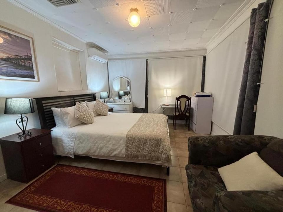 Garden Guesthouse - Melbourne Airport Accommodation Bed and Breakfast in Melbourne
