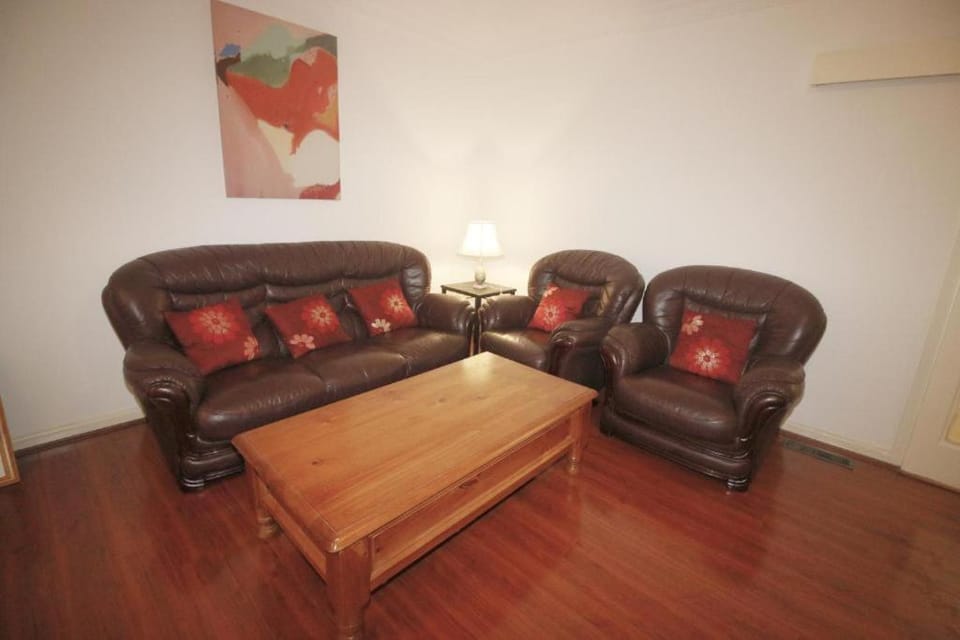 Garden Guesthouse - Melbourne Airport Accommodation Bed and Breakfast in Melbourne
