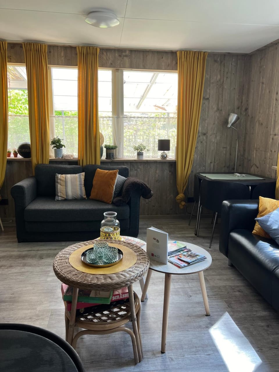 Ruime Chalet i/h bos met grote tuin en zwembad Chalet in Enschede