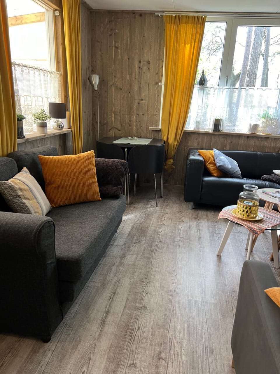 Ruime Chalet i/h bos met grote tuin en zwembad Chalet in Enschede