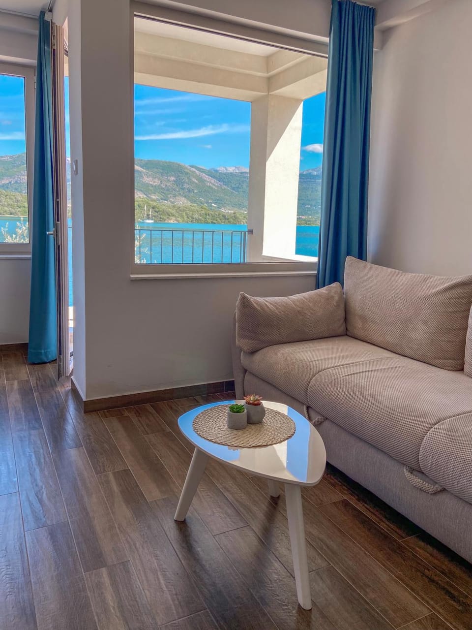 View (from property/room), Balcony/Terrace, Living room, Seating area, Sea view