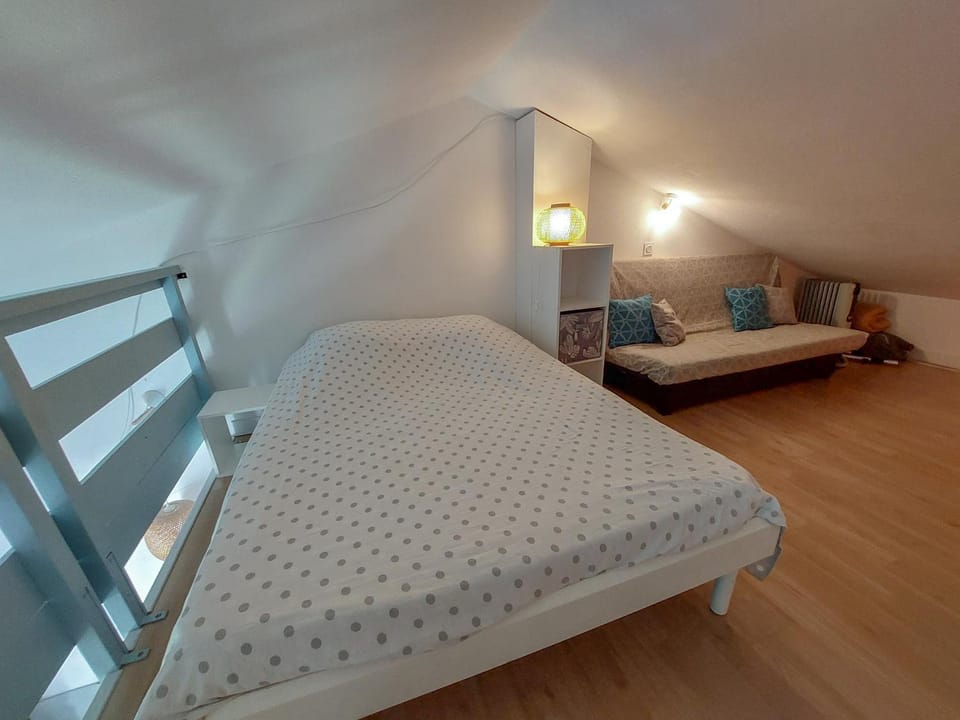 Photo of the whole room, Bedroom