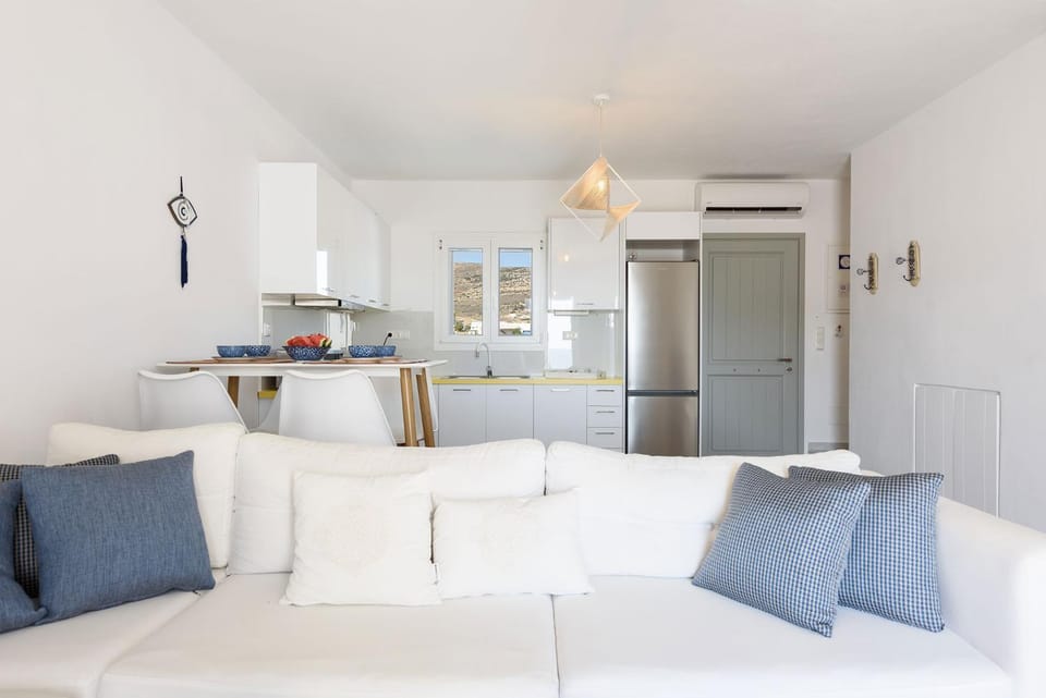 Kitchen or kitchenette, Living room, Seating area, Dining area, oven