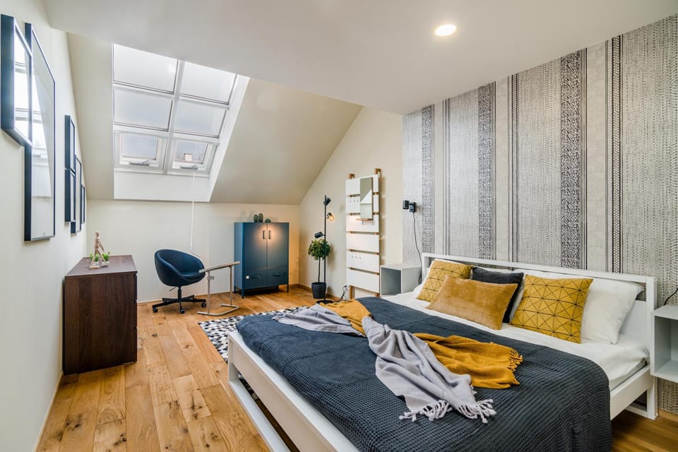 Bed, Photo of the whole room, Seating area, Bedroom