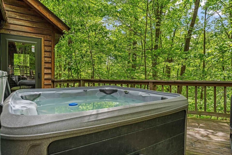 Huge Cabin w Hot Tub, Deck, Grill, Fire Pit, WiFi Cabin in Shenandoah Valley