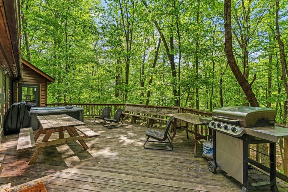 Huge Cabin w Hot Tub, Deck, Grill, Fire Pit, WiFi Cabin in Shenandoah Valley
