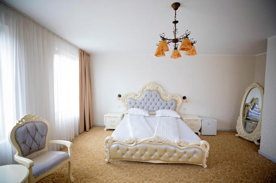Bed, Photo of the whole room, Seating area, Bedroom