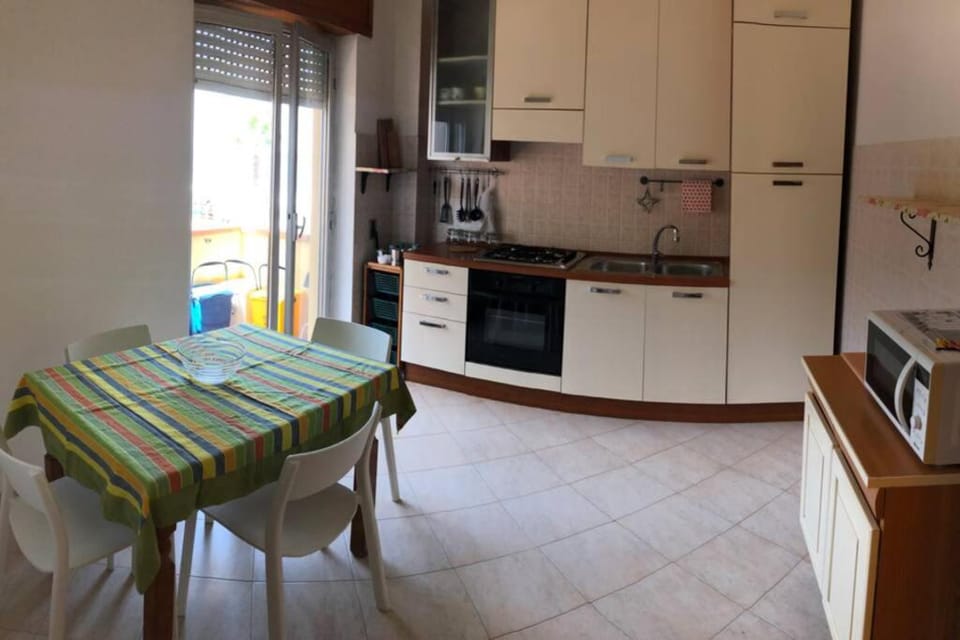 Kitchen or kitchenette, Dining area, minibar, pet friendly, stove