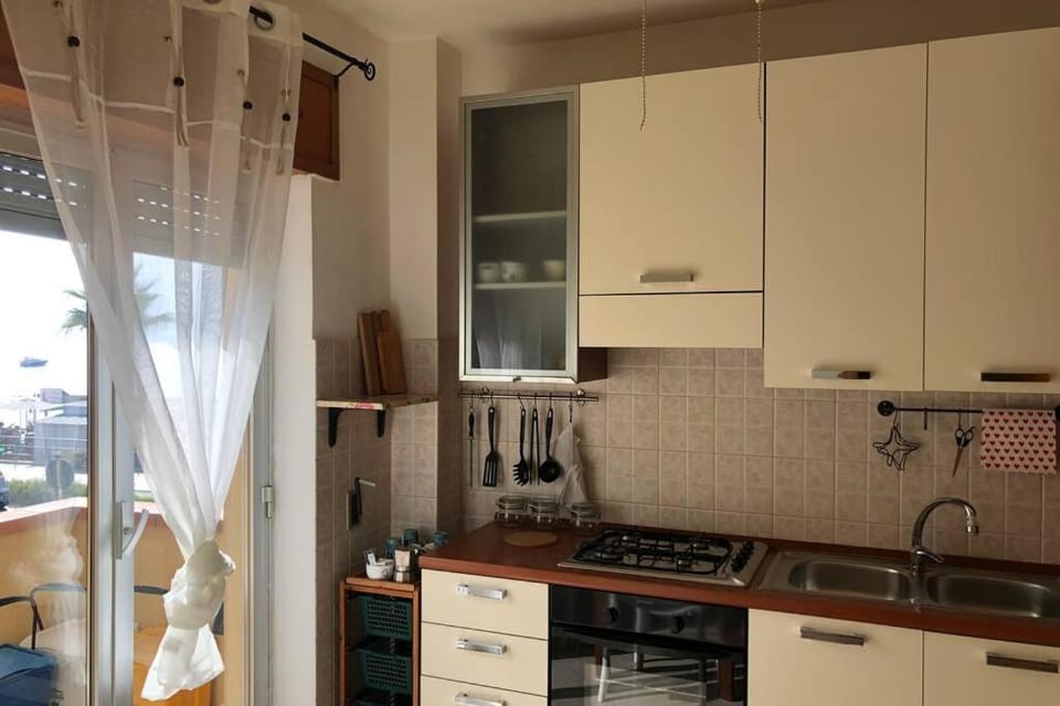 Kitchen or kitchenette, Dining area, minibar, stove