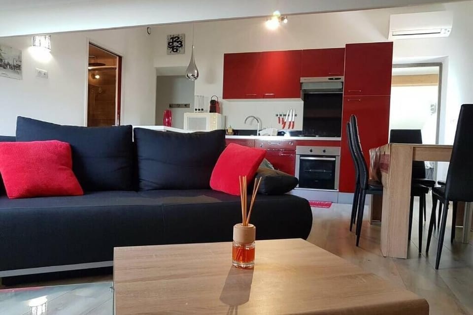 Kitchen or kitchenette, Living room, Seating area, Dining area