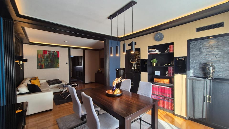 TV and multimedia, Living room, Seating area, Dining area