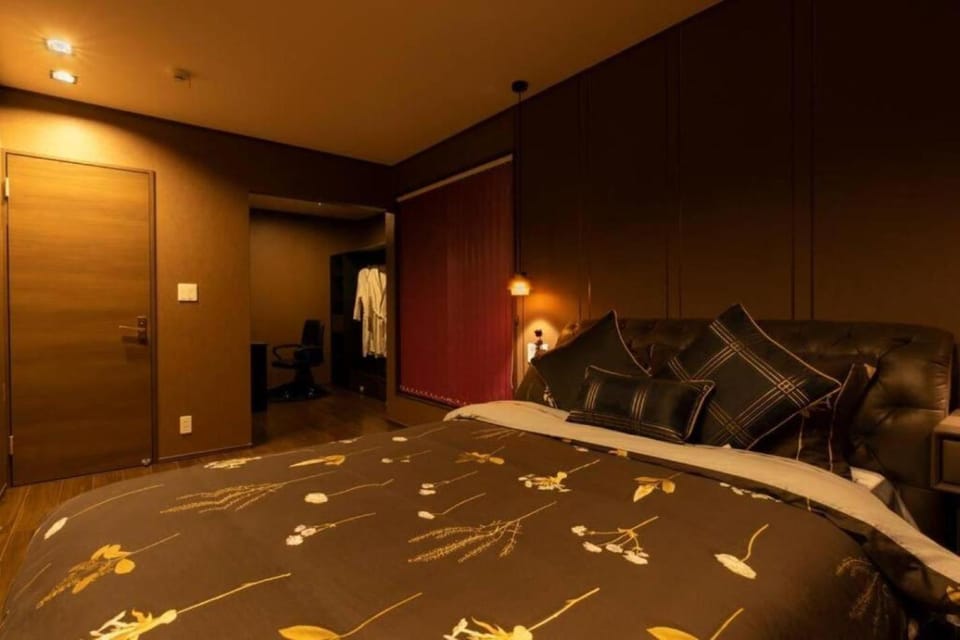 Photo of the whole room, Bedroom