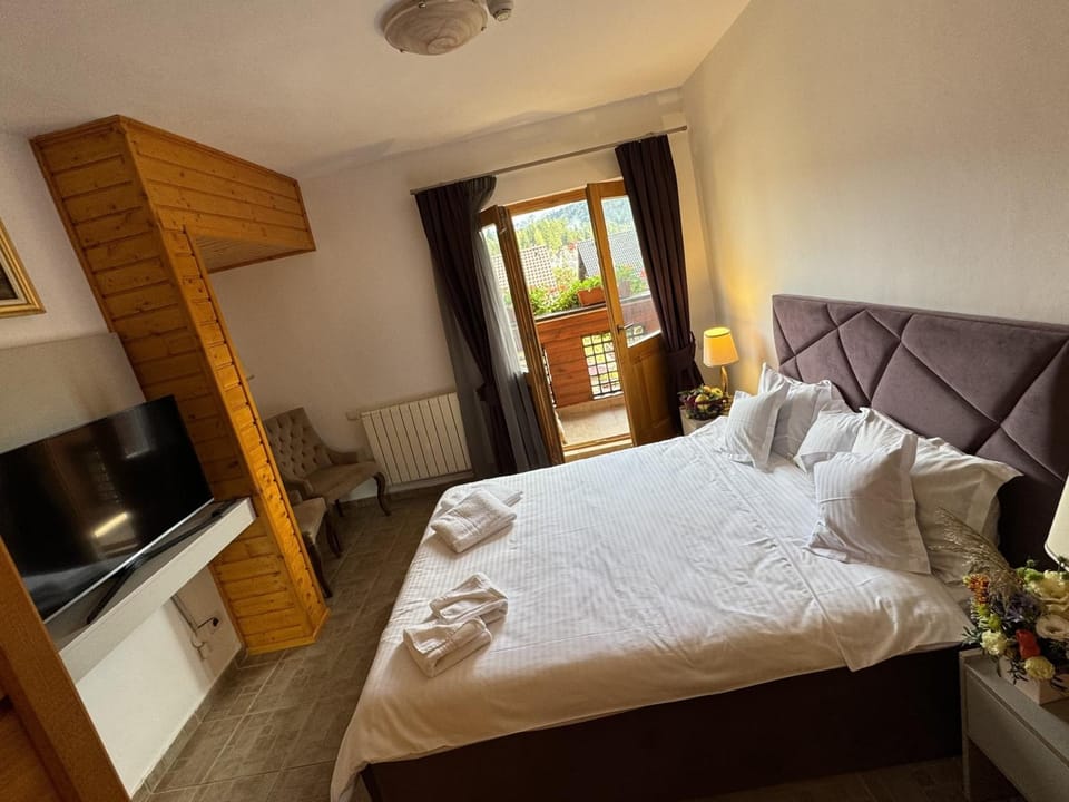 Bed, TV and multimedia, Photo of the whole room, towels