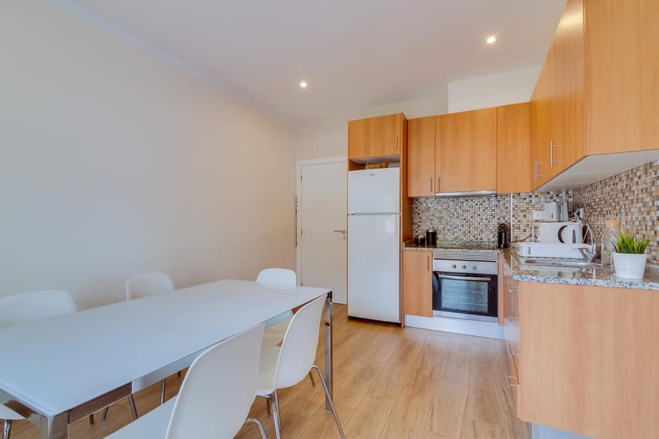 Kitchen or kitchenette, Dining area, minibar, pet friendly, stove
