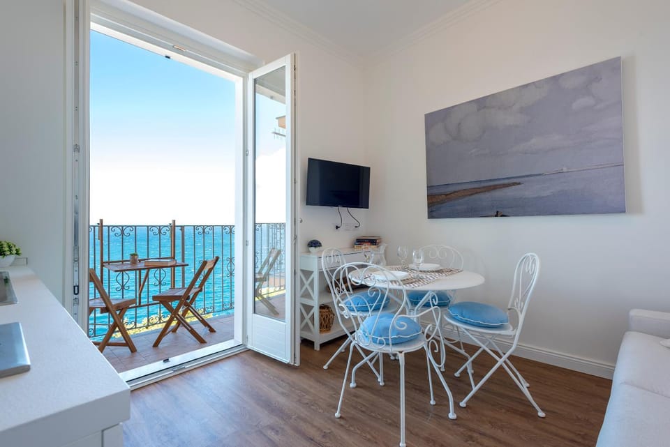 TV and multimedia, Balcony/Terrace, Dining area, Sea view