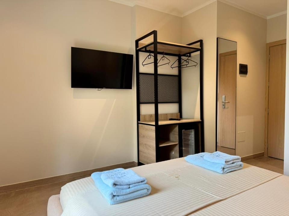 Bed, TV and multimedia, Photo of the whole room, Bedroom, towels, wardrobe