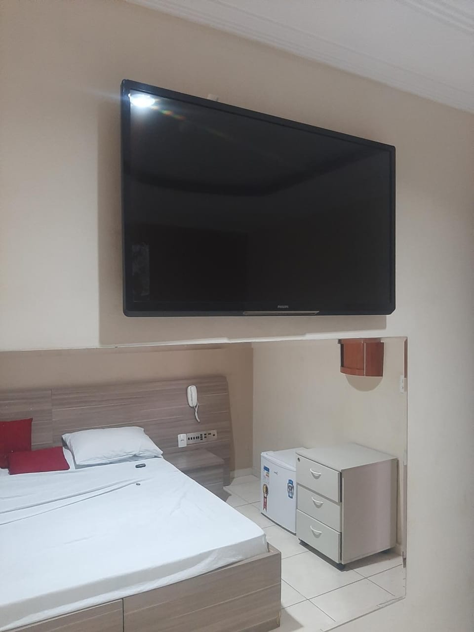 Shower, Toilet, Staff, Bed, Photo of the whole room, Non alcoholic drinks, children, young children, locker, minibar, room service, air conditioner