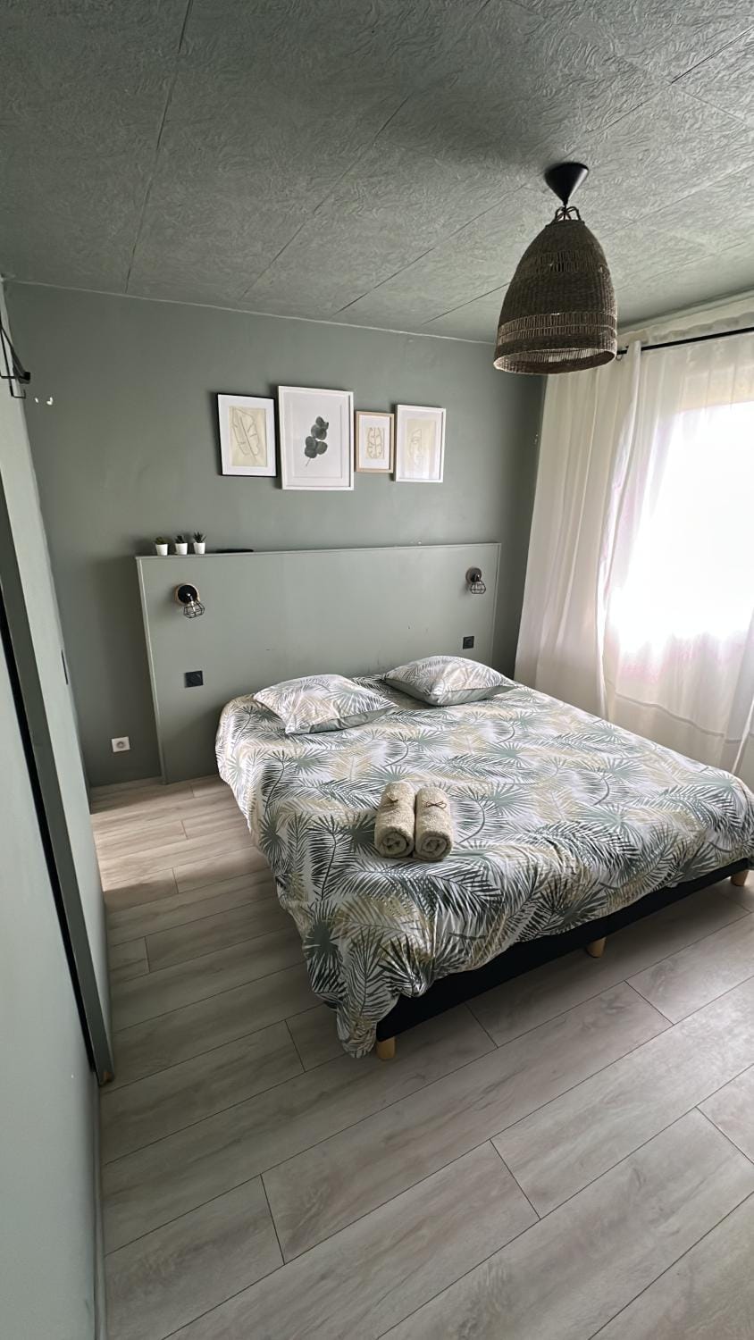 Bed, TV and multimedia, Photo of the whole room, Bedroom, towels