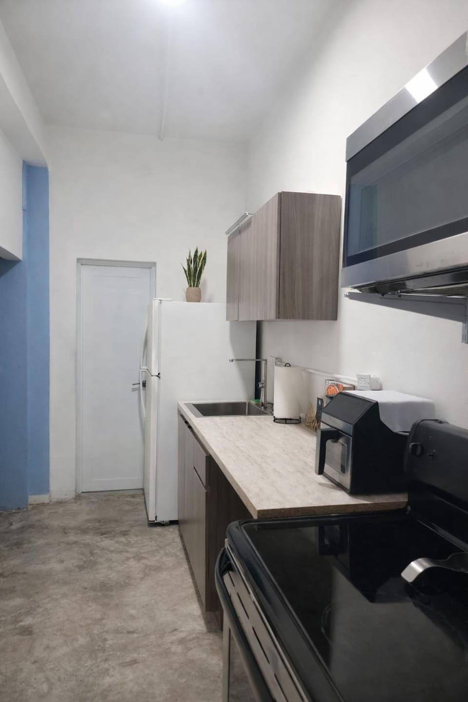 Kitchen or kitchenette, oven
