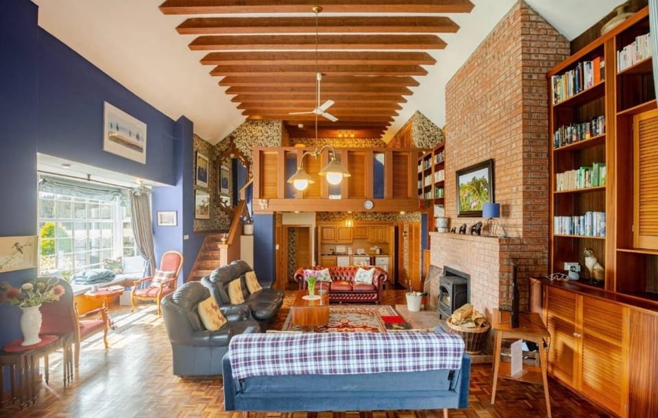 The Schoolhouse Cottage, Character Country Cottage & Log Burner House in Scotland