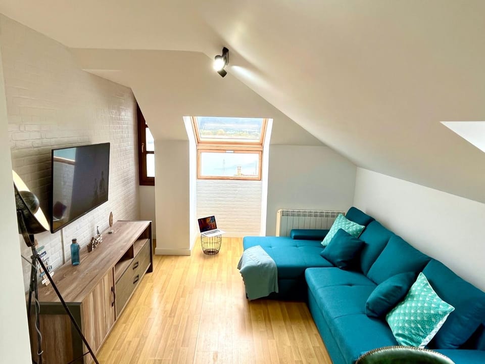 Bed, TV and multimedia, Living room