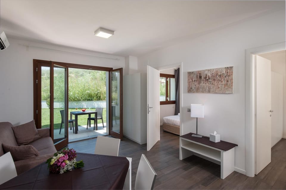 Day, Garden, Living room, Photo of the whole room, Dining area, On site, Garden view