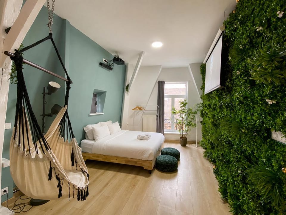 Bed, TV and multimedia, Photo of the whole room, Bedroom