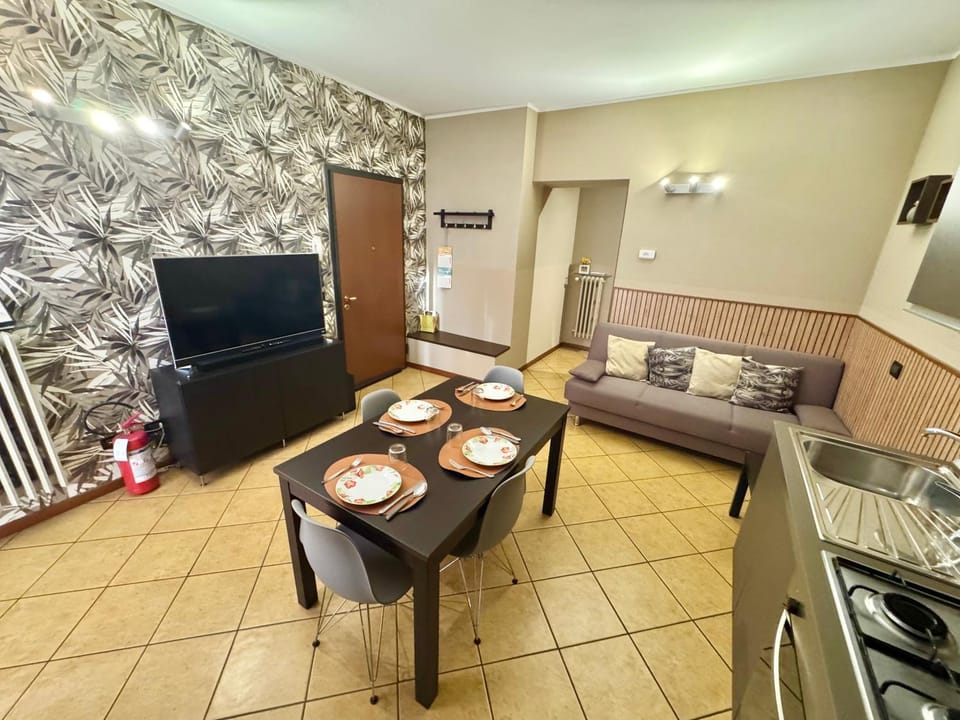 Kitchen or kitchenette, Living room, Seating area, Dining area, oven