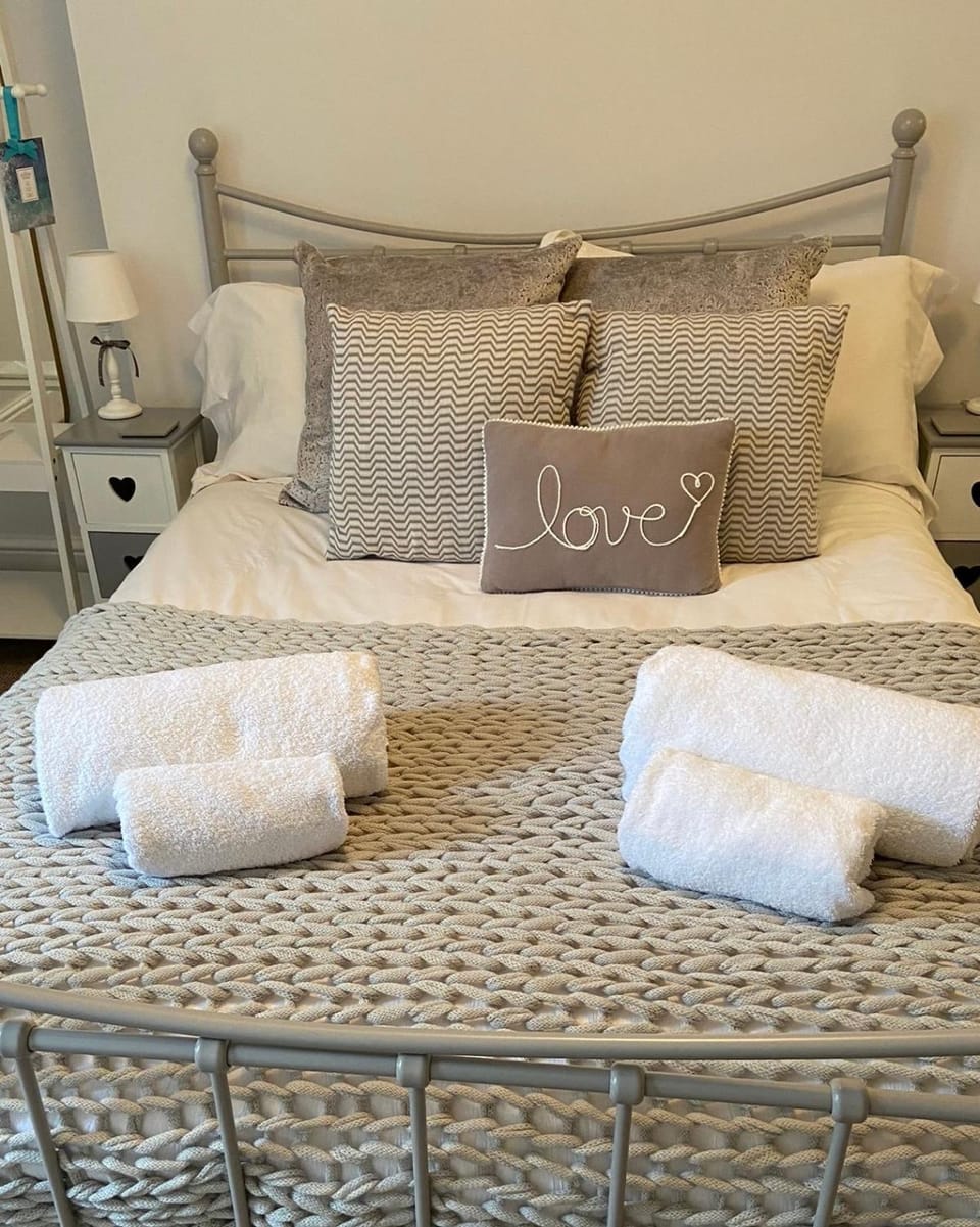 Bed, Bedroom, towels