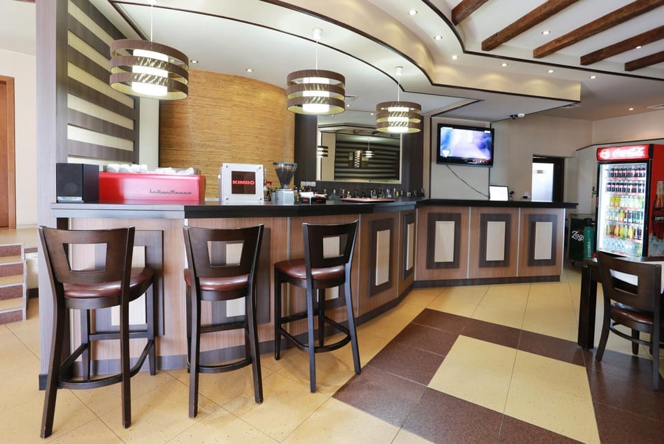 Restaurant/places to eat, Lounge or bar