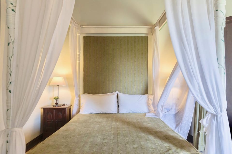 Bed, Other, Photo of the whole room, Decorative detail, Bedroom, Text overlay, Certificate/Award, Family