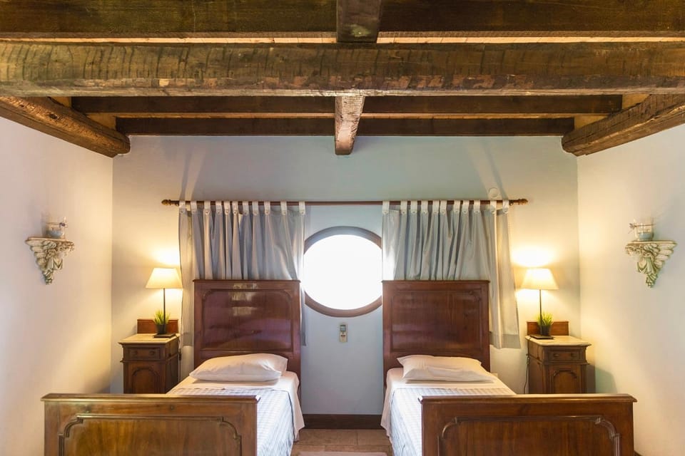 Bed, Bathroom, Other, Photo of the whole room, Decorative detail, Bedroom, Pets, Family, Bath