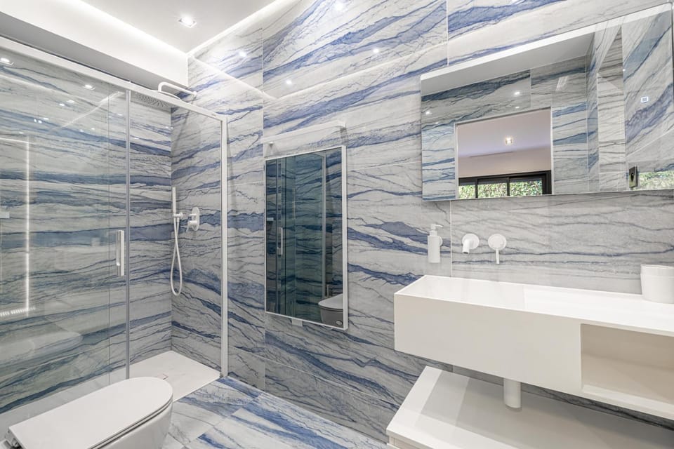 Shower, Toilet, Bathroom, towels