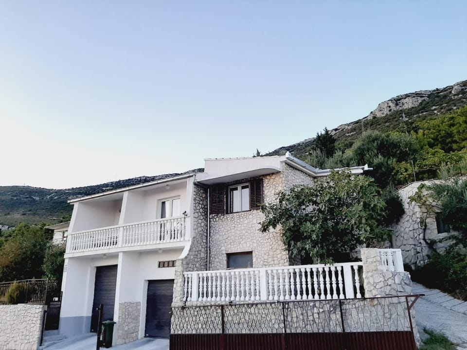 Property building, Day, Natural landscape, Mountain view