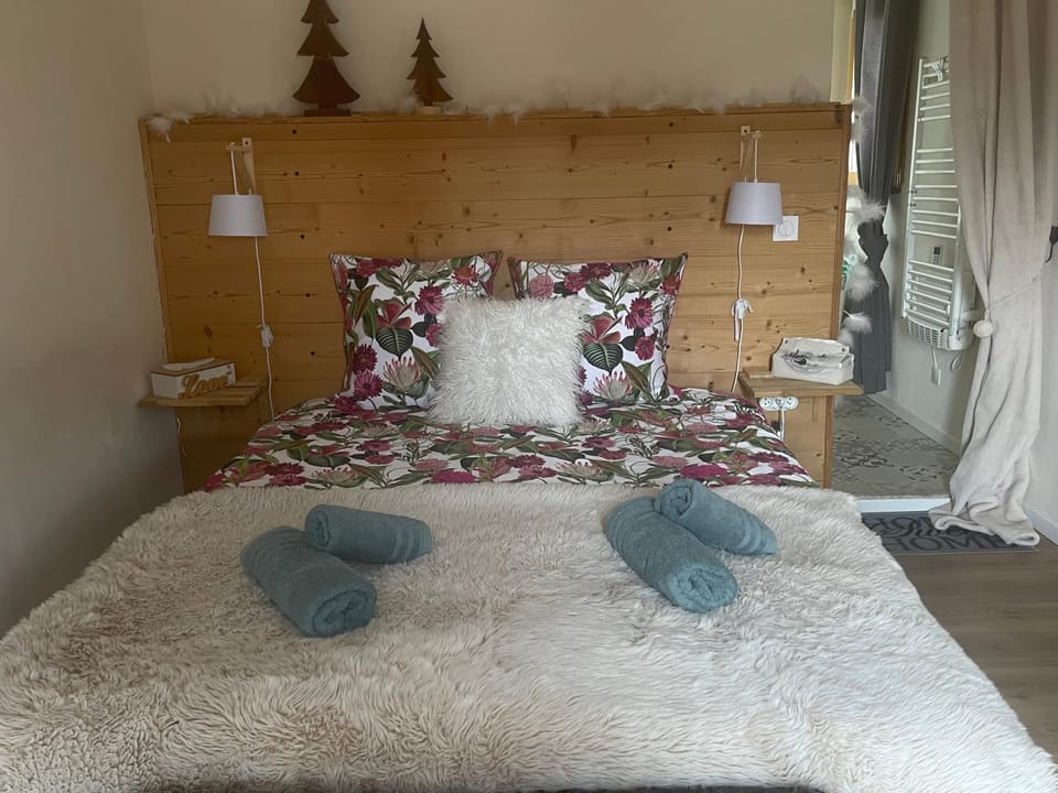 Bed, Photo of the whole room, Bedroom, towels