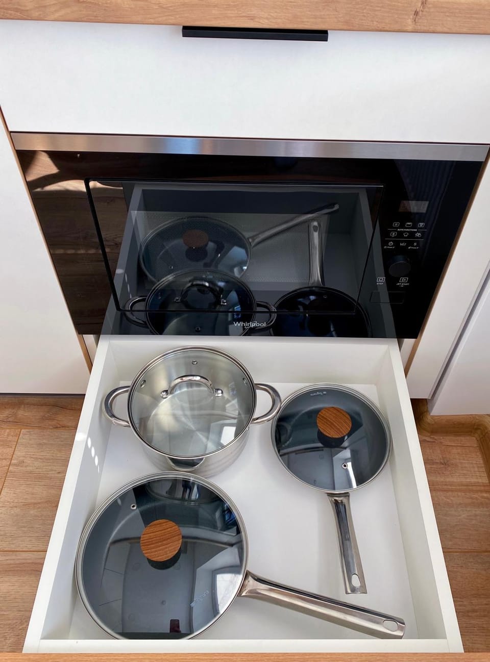 Kitchen or kitchenette, Dining area, Communal kitchen, Drinks