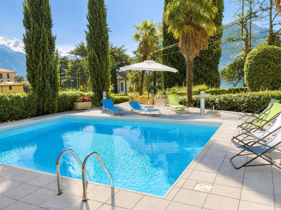 Swimming pool, sunbed