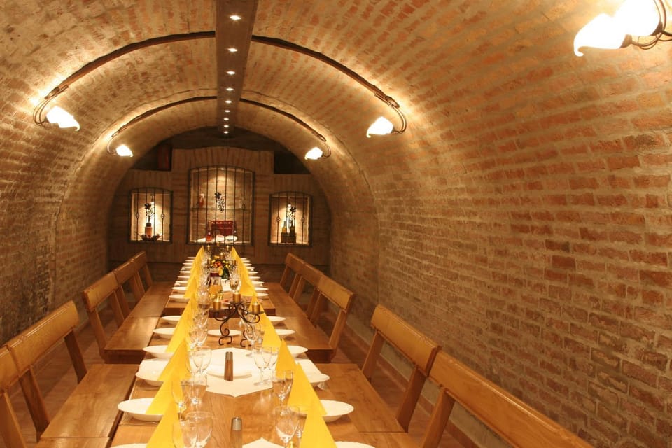 Restaurant/places to eat, Banquet/Function facilities, On site