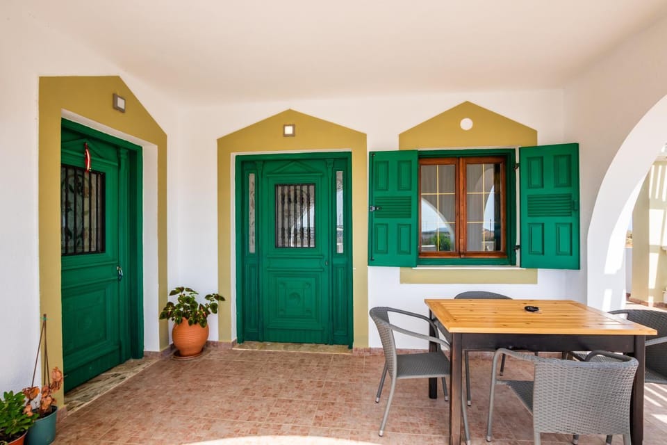 Facade/entrance, Balcony/Terrace