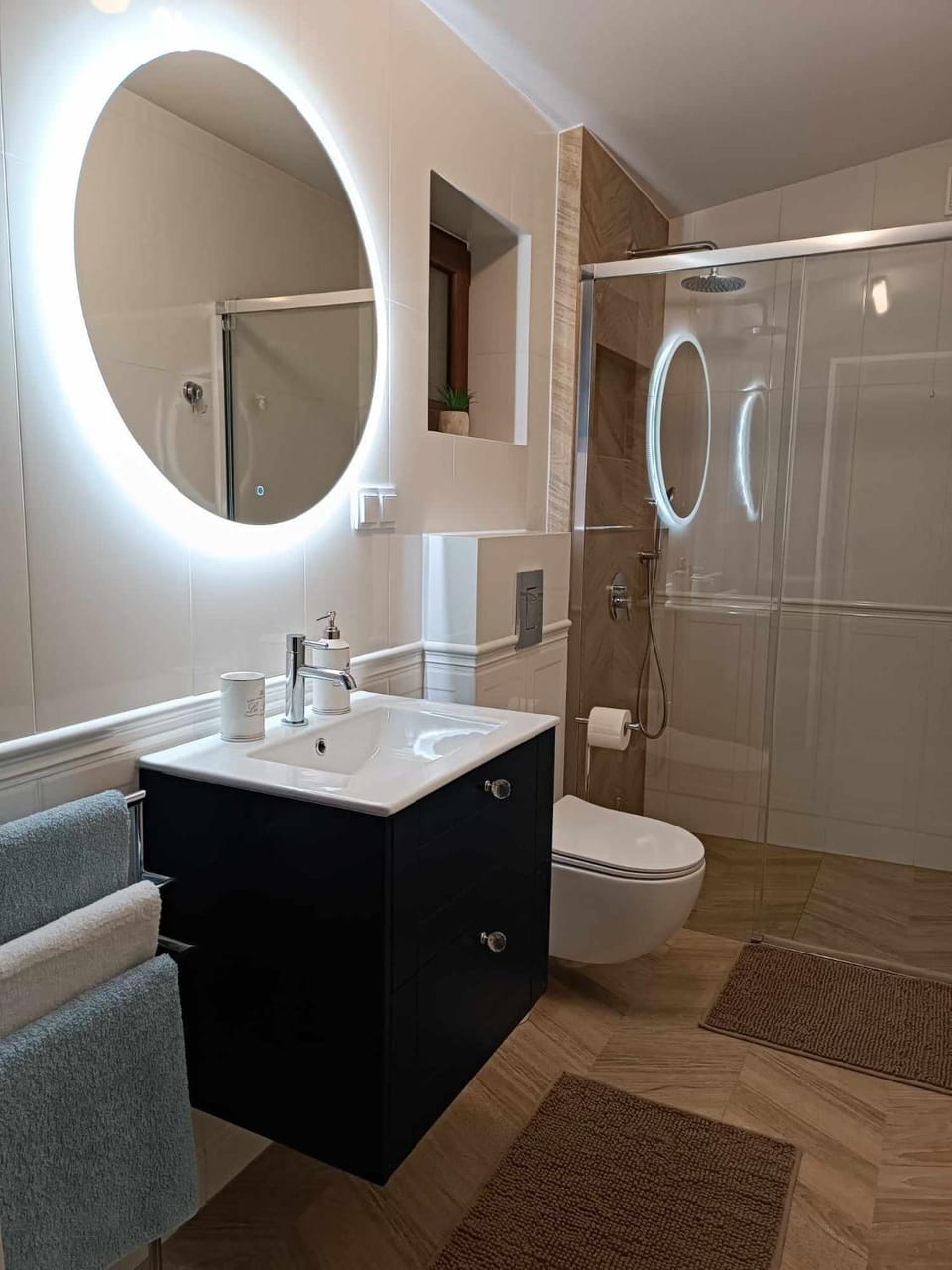 Shower, Toilet, Bathroom, towels