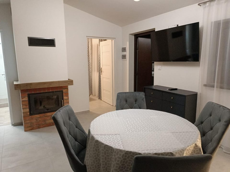TV and multimedia, Living room, Seating area, flat iron