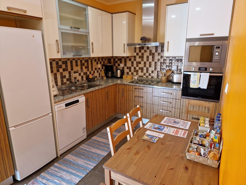 Kitchen or kitchenette, Dining area, dishwasher, minibar, pet friendly, stove, toaster