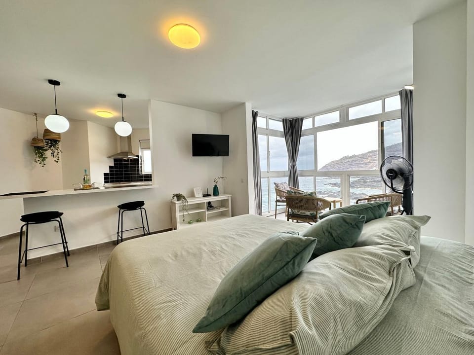 Bed, TV and multimedia, Living room, Dining area, Sea view