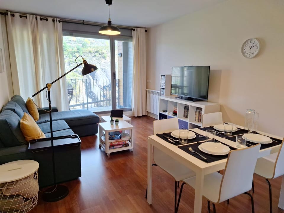 TV and multimedia, Living room, Seating area, Dining area
