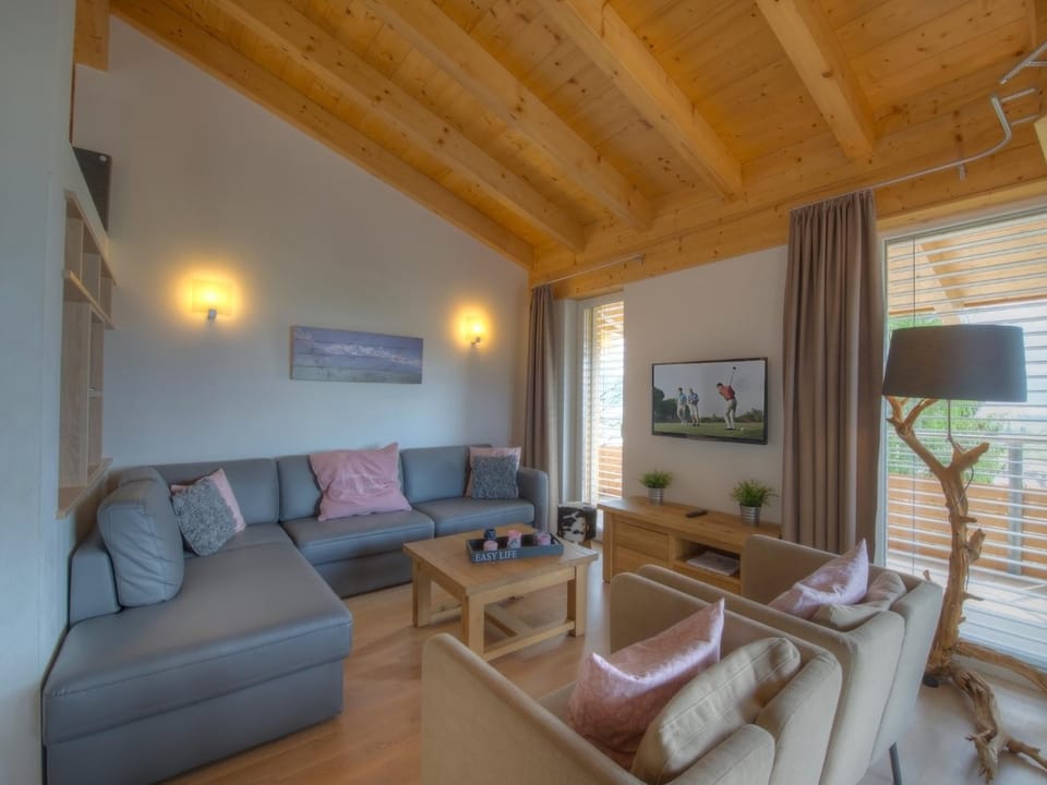 Spring, Day, Living room, Seating area, Mountain view