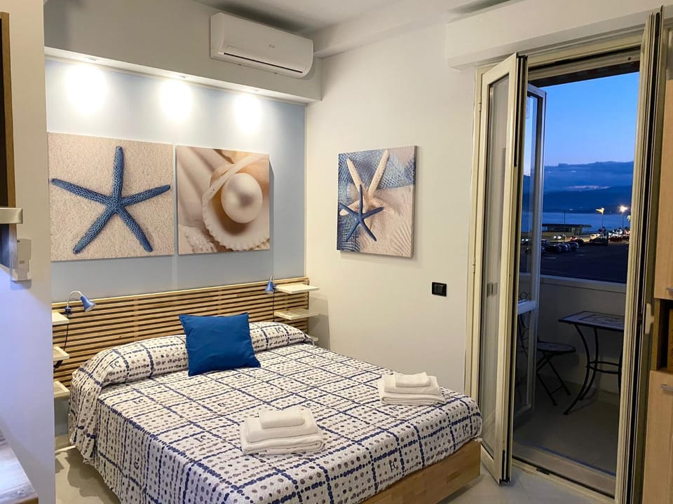Photo of the whole room, Bedroom, Sea view