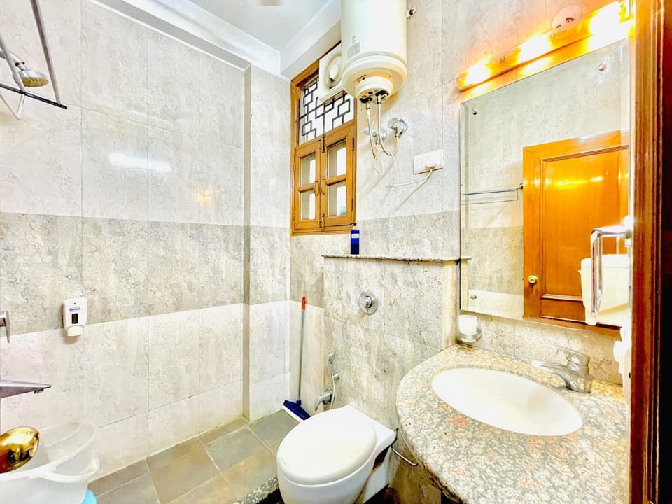 Shower, Toilet, Bathroom, bidet, towels