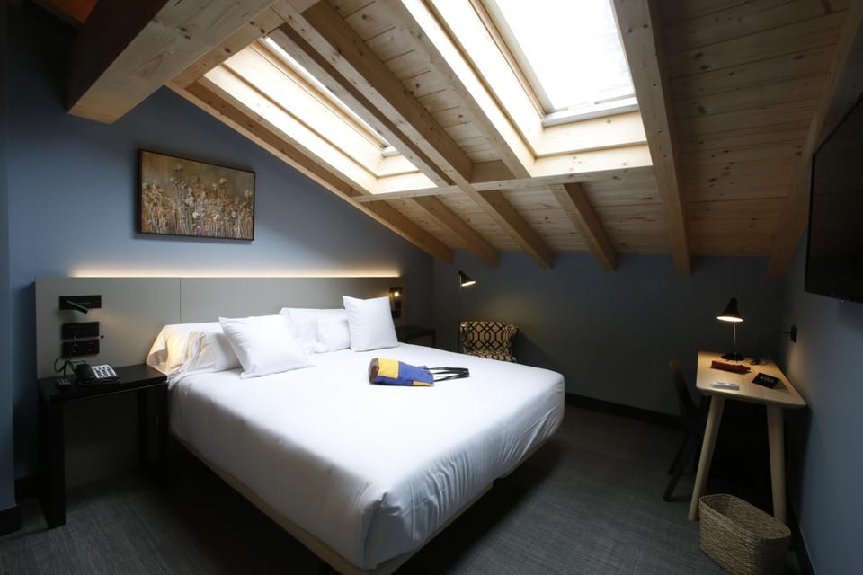 Bed, TV and multimedia, Photo of the whole room, Decorative detail