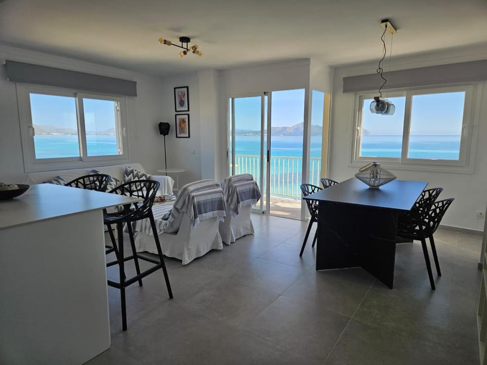 Communal lounge/ TV room, Kitchen or kitchenette, Sea view