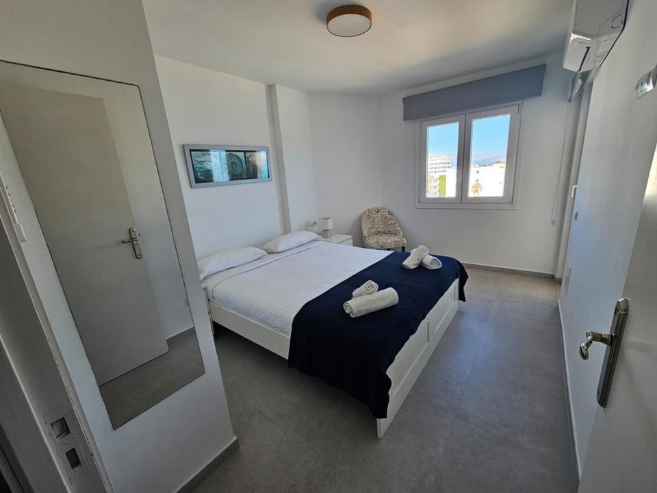 Bed, towels, air conditioner
